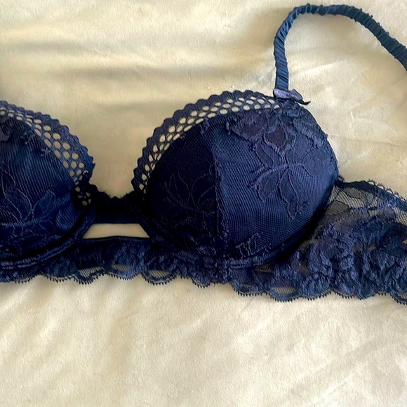 Stella McCarthey blue bra - Picture 2 of 5